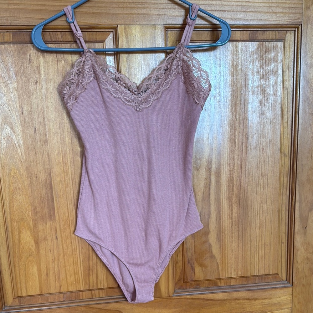 Fashion Nova Lace Trim Bodysuit in Mauve